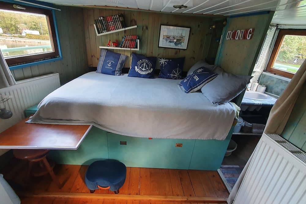 Experience A Bord D'une Peniche Centenaire in Plombières-lès-Dijon, Dijon region