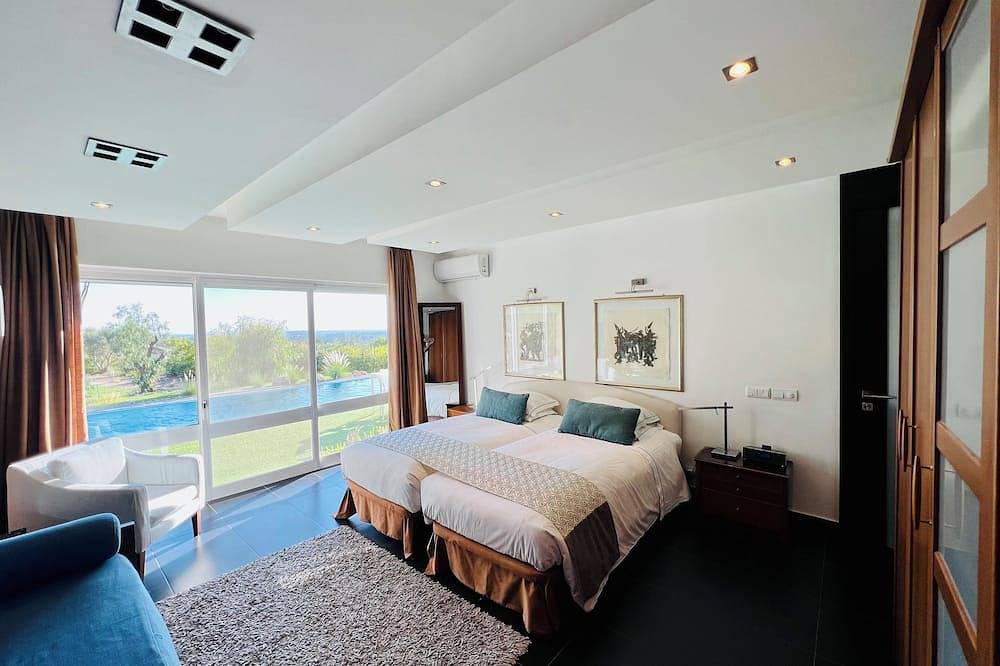 Moderne Villa mit großem Pool, in ländlichem touristischen Ort mit Seen umgeben gebaut in Estoi, Faro Distrikt