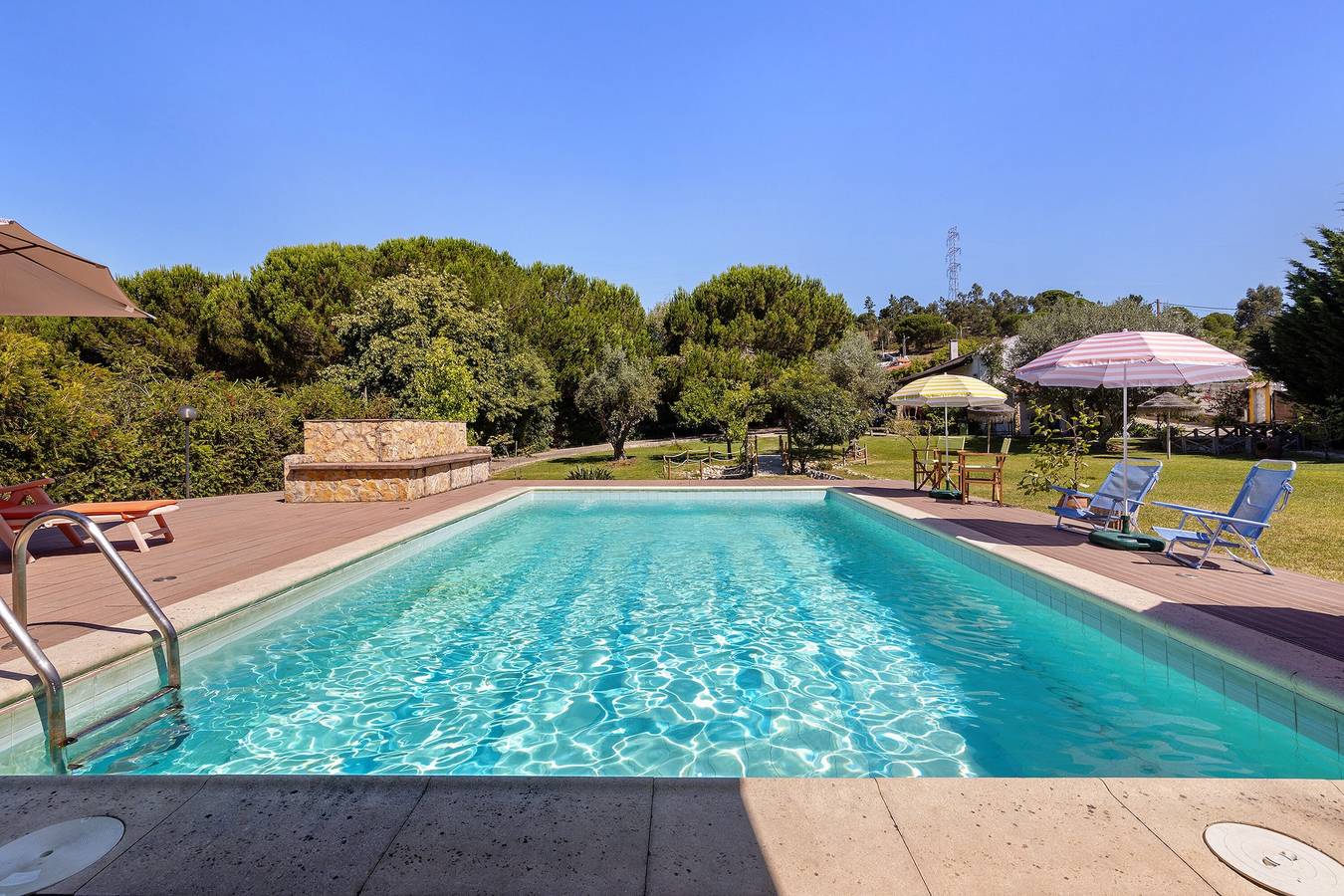 Holiday home 'Casa Girassol' with shared pool, private terrace, and Wi-Fi access in Azambuja, Tejo River