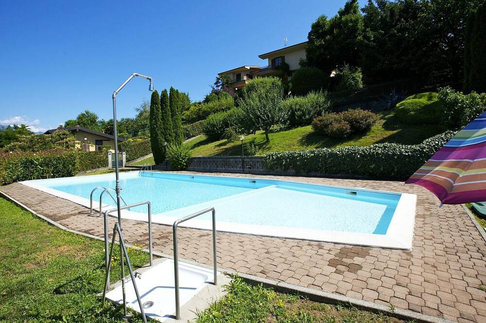 Geheel appartement, Appartement met groot terras en tuin in een residentie met zwembad in Luino, Comune di Luino