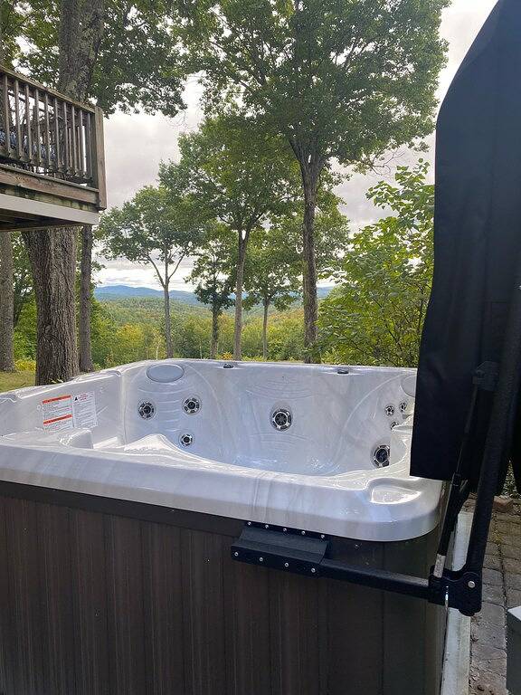 Spacious Custom 5 Bed Home Minutes to Mt.Sunapee! Garage, Hot Tub, Game Room! in Newbury (NH), Lake Sunapee