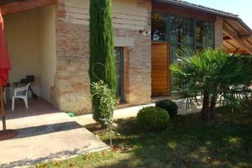 Gîte pour 4 personnes, avec jardin et terrasse à L'Honor-de-Cos