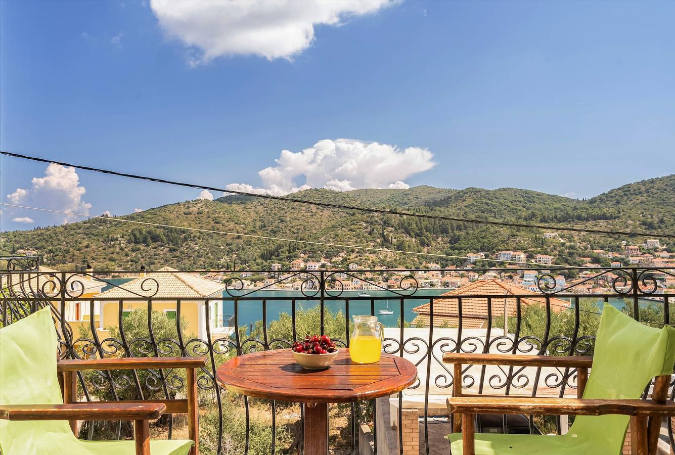 Studio entier, Studio 'Veronis 2' avec vue sur la mer, piscine partagée et Wi-Fi. in Vathy, Ithaque