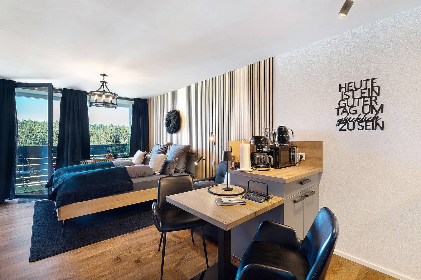 Apartamento entero, Apartamento "Forest Elegance" con vistas a la montaña, balcón y wifi in Kniebis, Freudenstadt