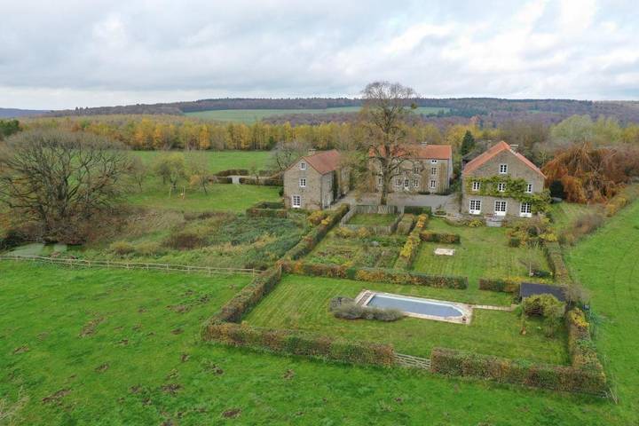 Chambre d’hôte pour 3 personnes, avec terrasse et vue ainsi que jardin et piscine à Yvoir