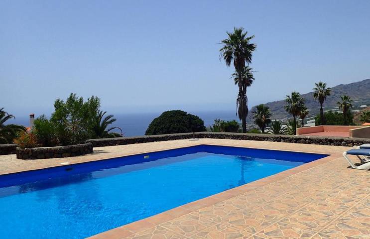 Bungalow para 3 personas, con piscina además de jardín y vistas, Se admiten mascotas en La Palma