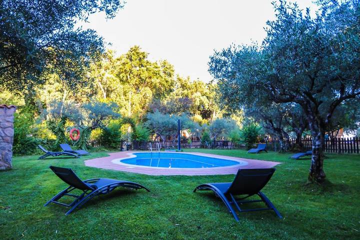 Hôtel pour 3 personnes, avec piscine ainsi que jardin et vue, animaux acceptés à Arenas de San Pedro - 2