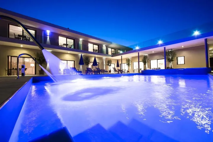 Aparthotel para 2 personas, con piscina además de jacuzzi y balcón - 1