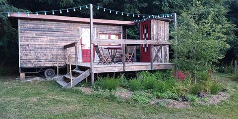 Gîte pour 2 personnes, avec terrasse ainsi que vue et jardin à Roussines