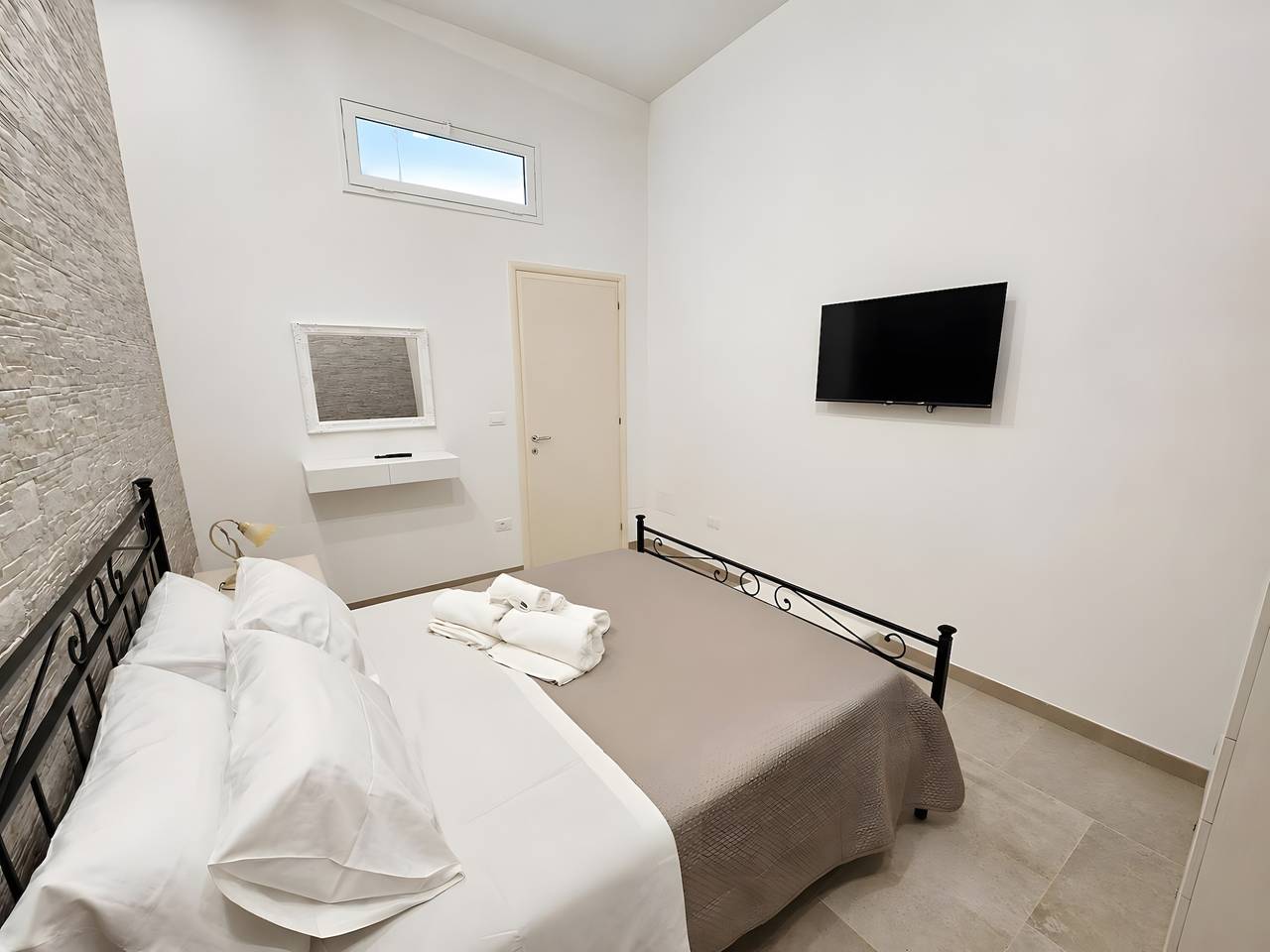 Appartement entier, Appartement 'L'Aurora B&B - Suite Tramonto' avec terrasse partagée, Wi-Fi et climatisation in Ugento, Golfe de Tarente