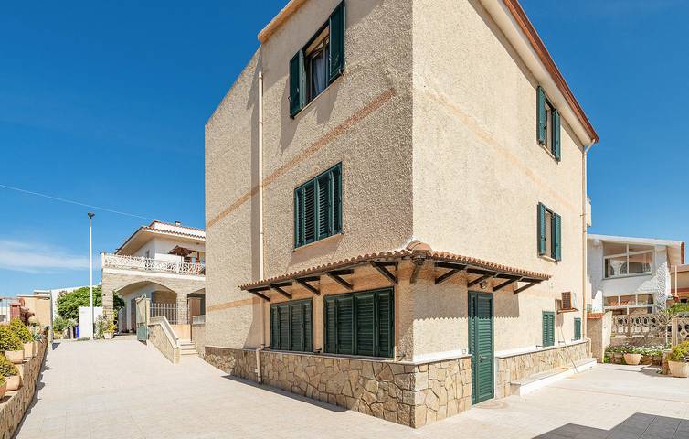 Appartamento intero, Appartamento sulla spiaggia con terrazza e parcheggio vicino alla spiaggia in Lu Bagnu, Castelsardo