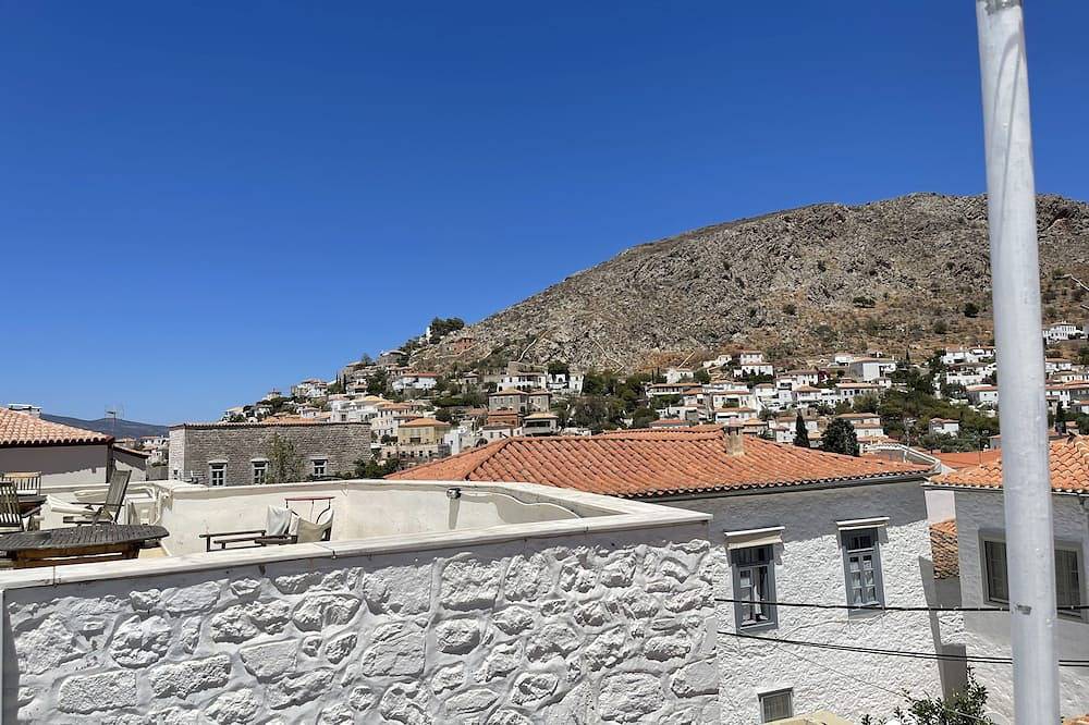A spaceful house and very close to the port in Hydra