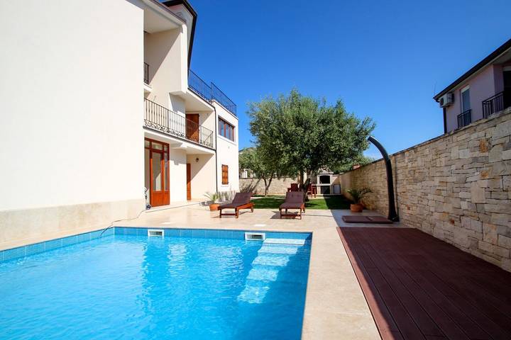 Ferienwohnung für 4 Personen, mit Terrasse und Garten sowie Pool