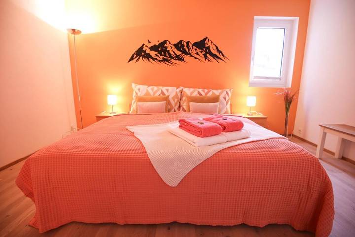 Ferienwohnung für 2 Personen, mit Terrasse und Garten sowie Ausblick in Muntogna da Schons