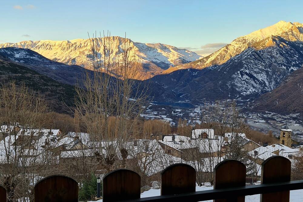 Entire apartment, Tuhogarencerler apartment with views and sun in Cerler, Benasque