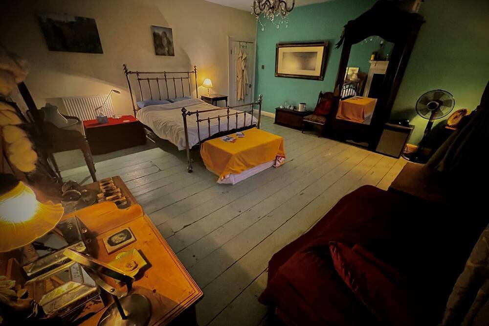 Central Bath,18th Century Georgian Rooms, Large Bedroom with Roll-Top bathroom in Bath, Bath & North East Somerset