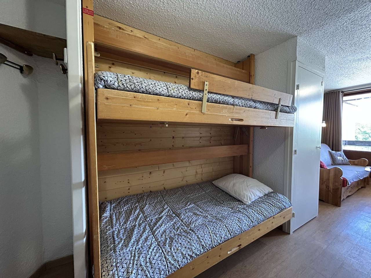 Entire apartment, Cozy Studio with Balcony, Near Slopes, Sleeps 4, Montgenèvre in Montgenèvre, Briançon region