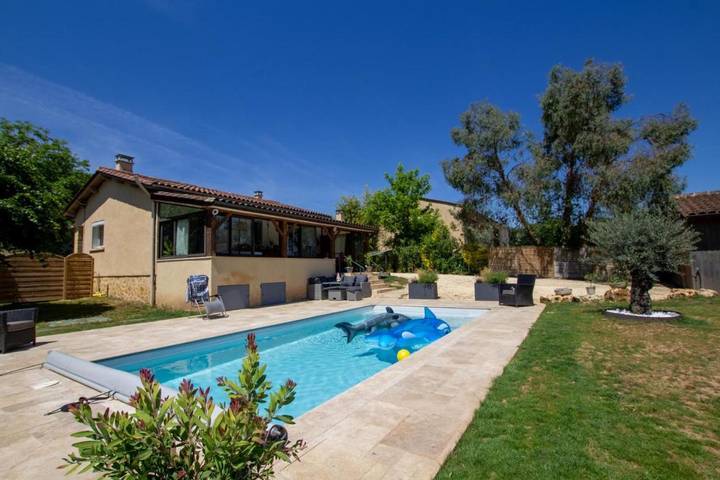 Location de vacances pour 5 personnes, avec jardin et jacuzzi ainsi que terrasse et piscine à Limeuil