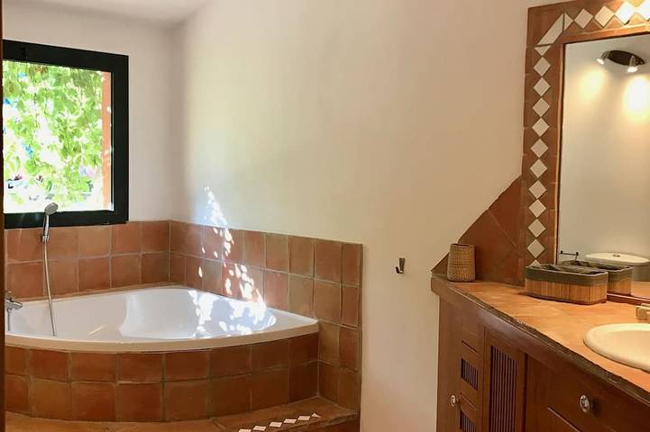 Location de vacances pour 8 personnes, avec jacuzzi et jardin, animaux acceptés à Cuers - 3