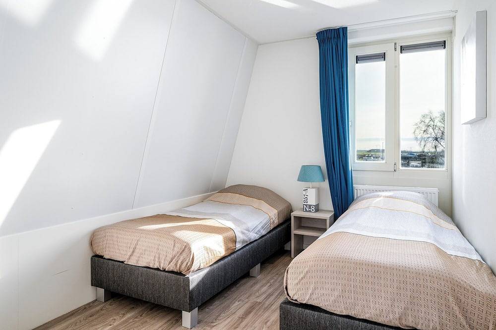 Übernachten Sie in unserem geräumigen Sneekermeer-6-Haus mit privatem Bootssteg. in Akkrum, Friesland