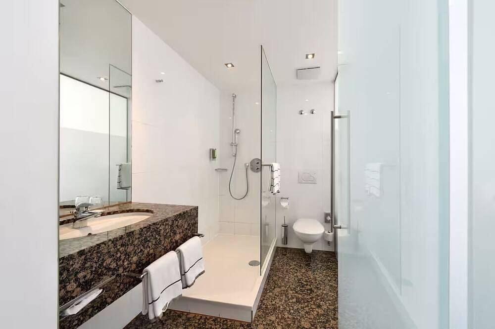 Quiet, Inviting Room Perfect for Business Travelers Seeking Easy Metro Access in Sendling München, München