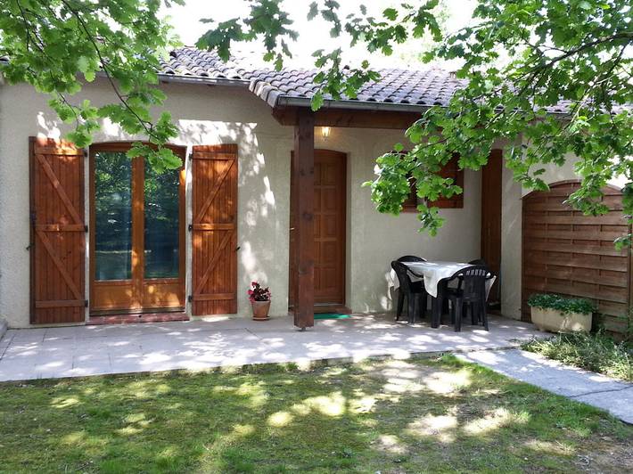 Gîte pour 2 personnes, avec terrasse ainsi que jardin et piscine, animaux acceptés