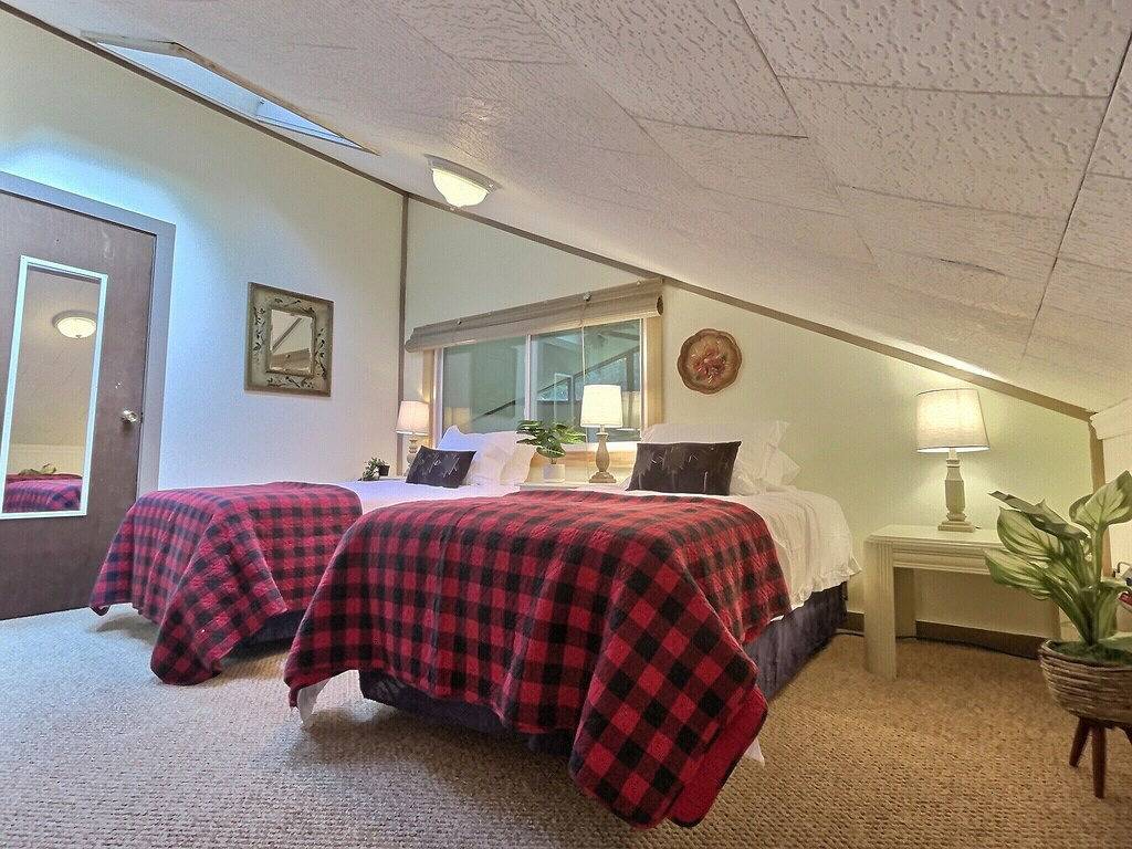 Bearvaria- Hot Tub, Fireplace, Close to Trails! in Killington, Rutland County