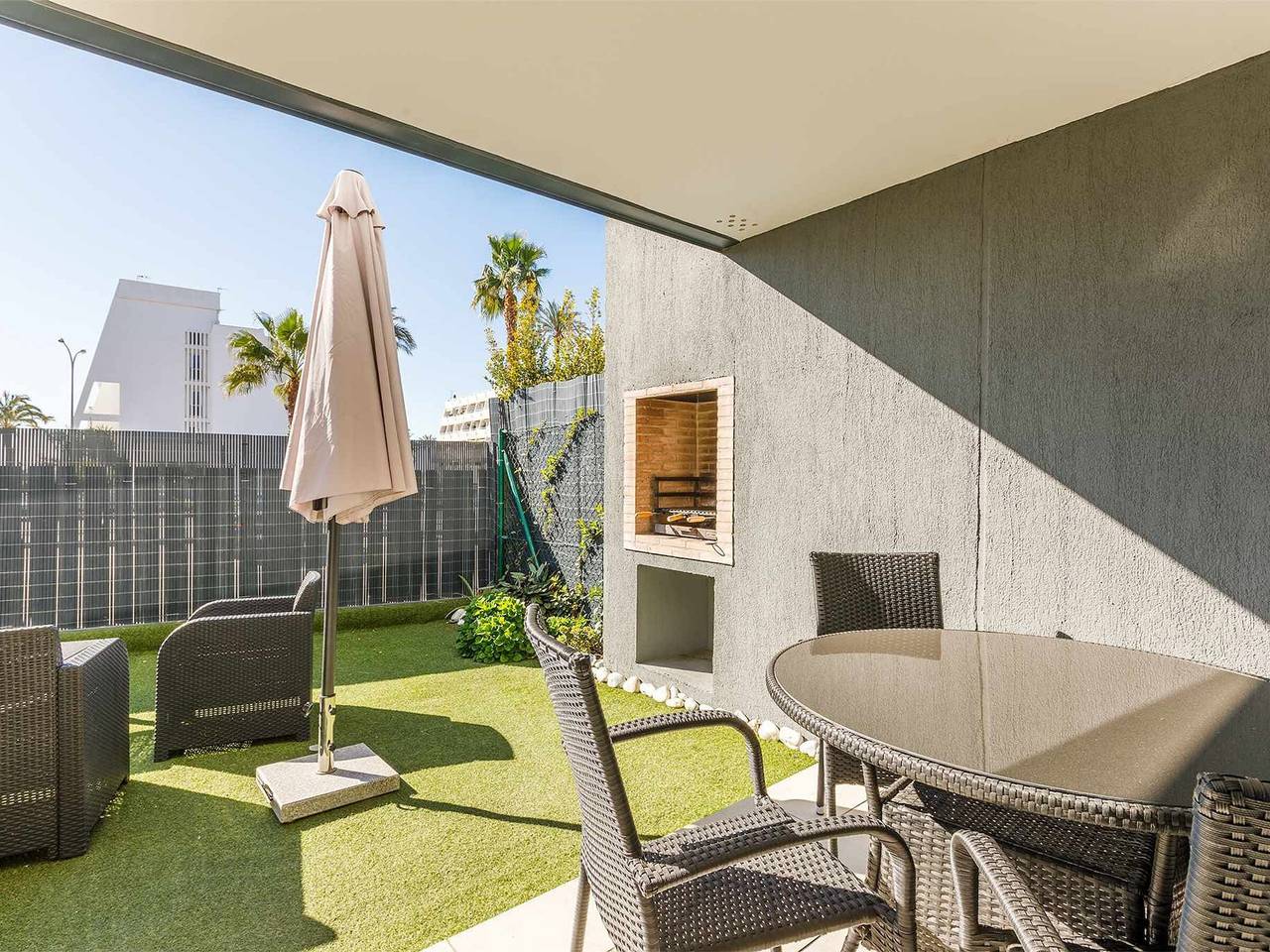 Apartamento entero, Apartamento moderno con piscina, aire acondicionado y parking para 6 en Caleta de Vélez in Urbanización Villa del Mar, Vélez-Málaga