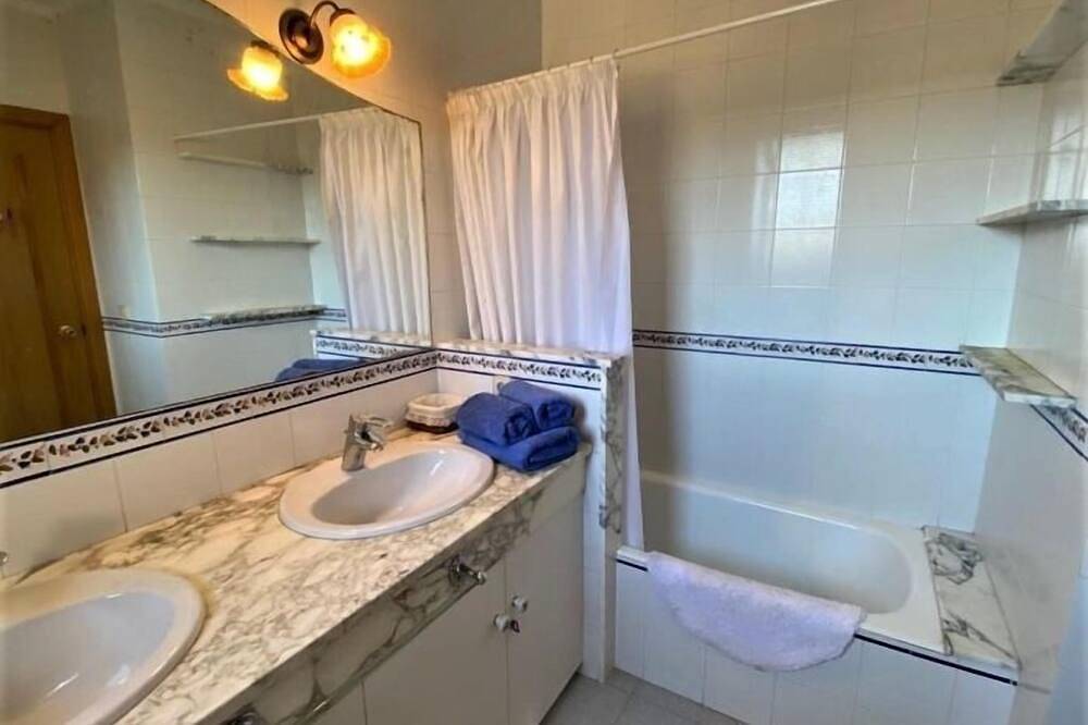 Entire apartment, Apartment 3 rooms Fireplace, Views, Lake, Dryer & Wi-Fi in Puigcerdà, Cerdanya