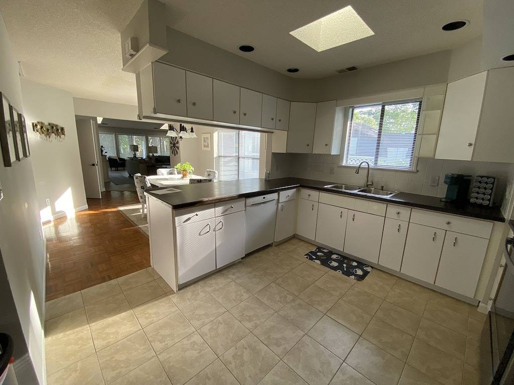 “Hampstead Hideaway”- sleeps 6. in Pender County