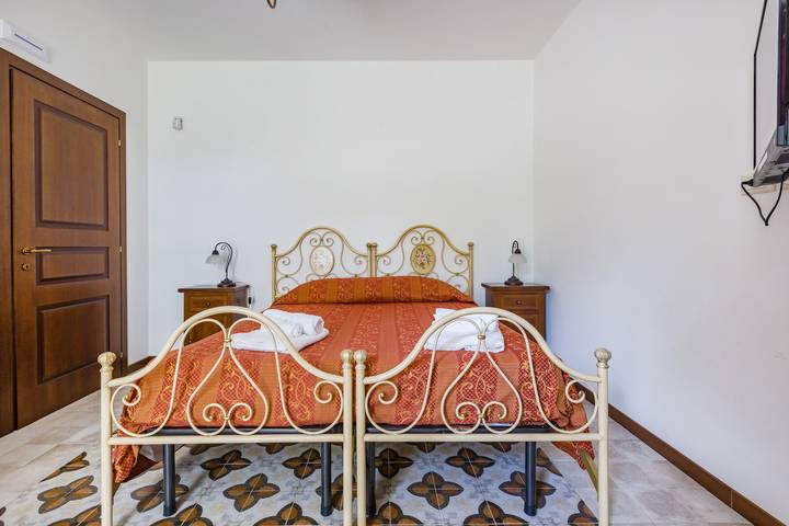 Entire apartment, Room 'Ghiro' with Mountain View, Wi-Fi and Air Conditioning in Sant'Angelo di Brolo, Monti Nebrodi