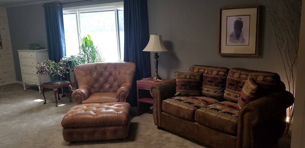 Brand New Listing. Remodeled lake home, private beach and dock in Kaniksu Nationalwald