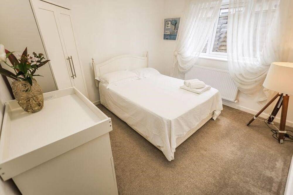 Bournecoast: Spacious Chalet Bungalow With Garden -Patio -Parking -Wifi in Bournemouth, South West England