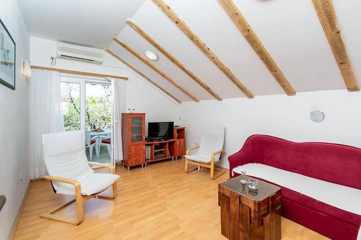 Appartamento intero, Appartamento di due stanze con terrazzo Ugliano - Ugljan in Ugliano, Isola di Ugljan