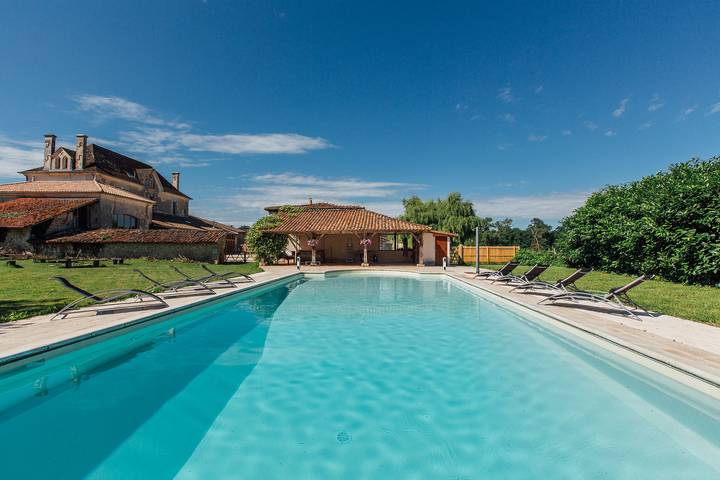 Gîte pour 20 personnes, avec piscine et jacuzzi, adapté aux familles