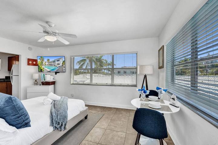 Vacation rental for 2 people, with balcony and pool, kid friendly in Hollywood (FL)