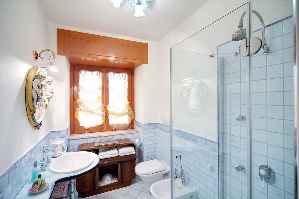 Ganze Wohnung, Flower Apartment - Küste von Sorrento, mit Meerblick, Pool, Garten, Parkplatz, Wifi in Torca, Neapel Provinz