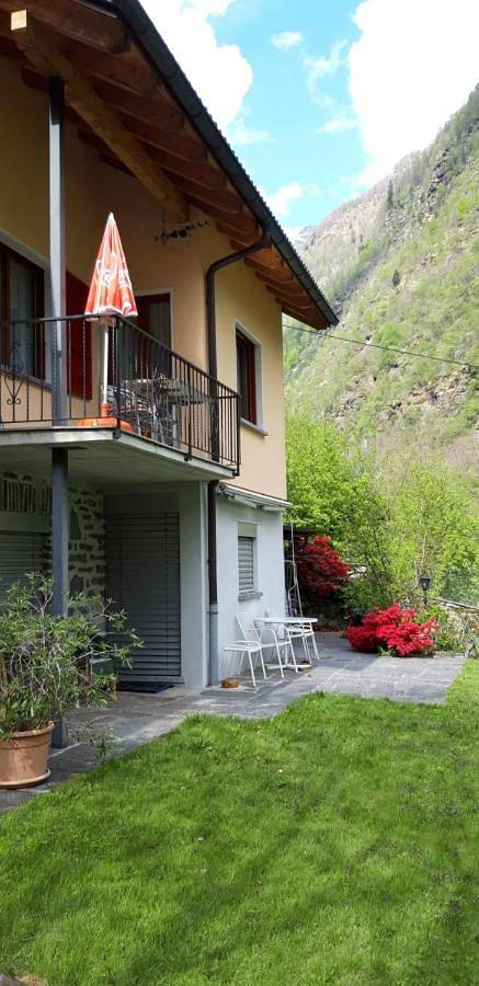 Gîte pour 2 personnes, avec vue ainsi que terrasse et jardin à Sonogno