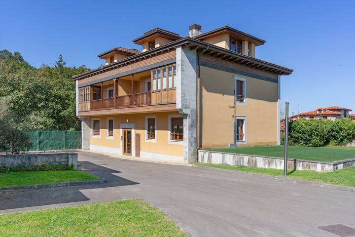 Entire apartment, Apartment 'La Marquesa Llanes' in Central, Quiet Residential Complex in Llanes, Costa Verde (Spain)