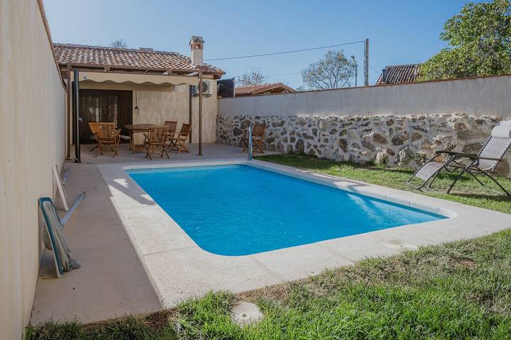 Casa rural con piscina para 8 personas, con Balcón y Jardín en Sierra de Guadarrama