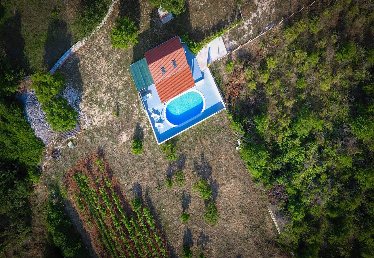 House Baras garden in Mirca, Supetar