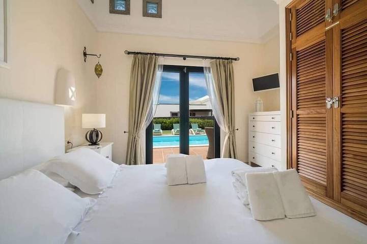 *Luxury Villa* | Heated Pool, Sea & Mountain Views - High Speed WIFI. in Montaña Roja, Yaiza