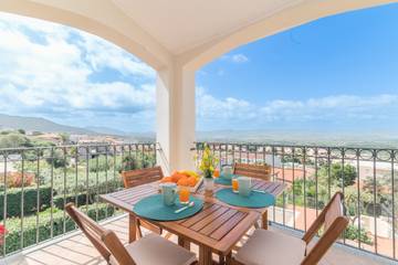 Gîte pour 5 personnes, avec vue sur l’océan ainsi que balcon et piscine, adapté aux familles à Badesi