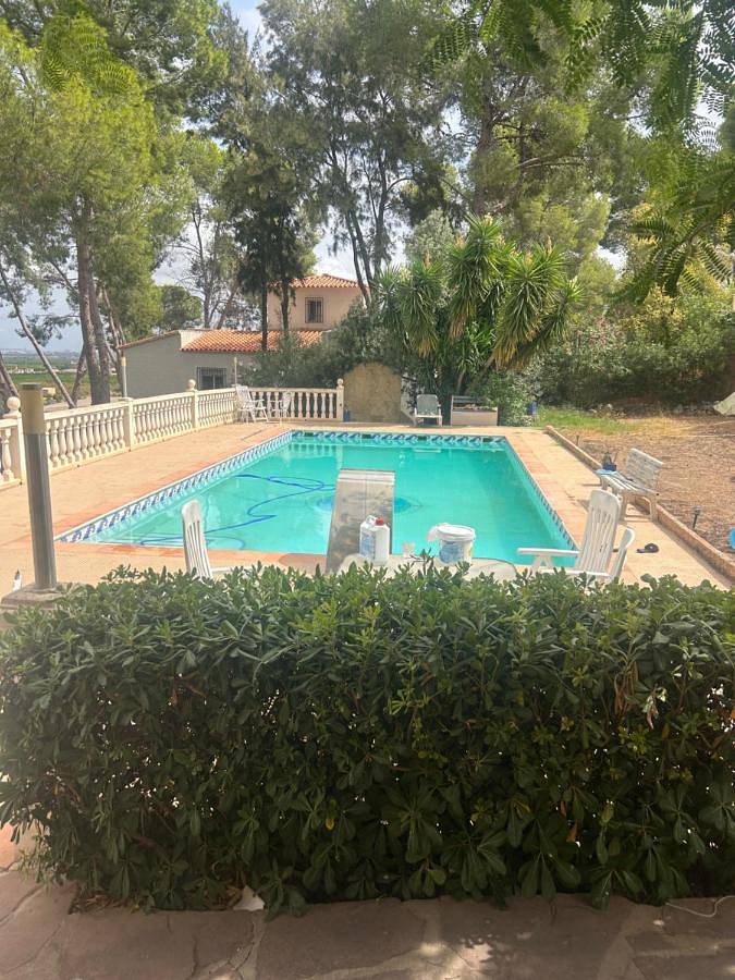 Apartamento para 3 personas, con balcón y jardín además de vistas y piscina en Chiva