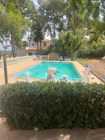 Gîte pour 3 personnes, avec balcon et piscine ainsi que vue et jardin à Chiva