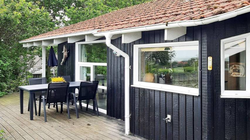 Ferieudlejning for 8 personer, med udsigt og terrasse samt sauna, husdyr tilladt i Sæby