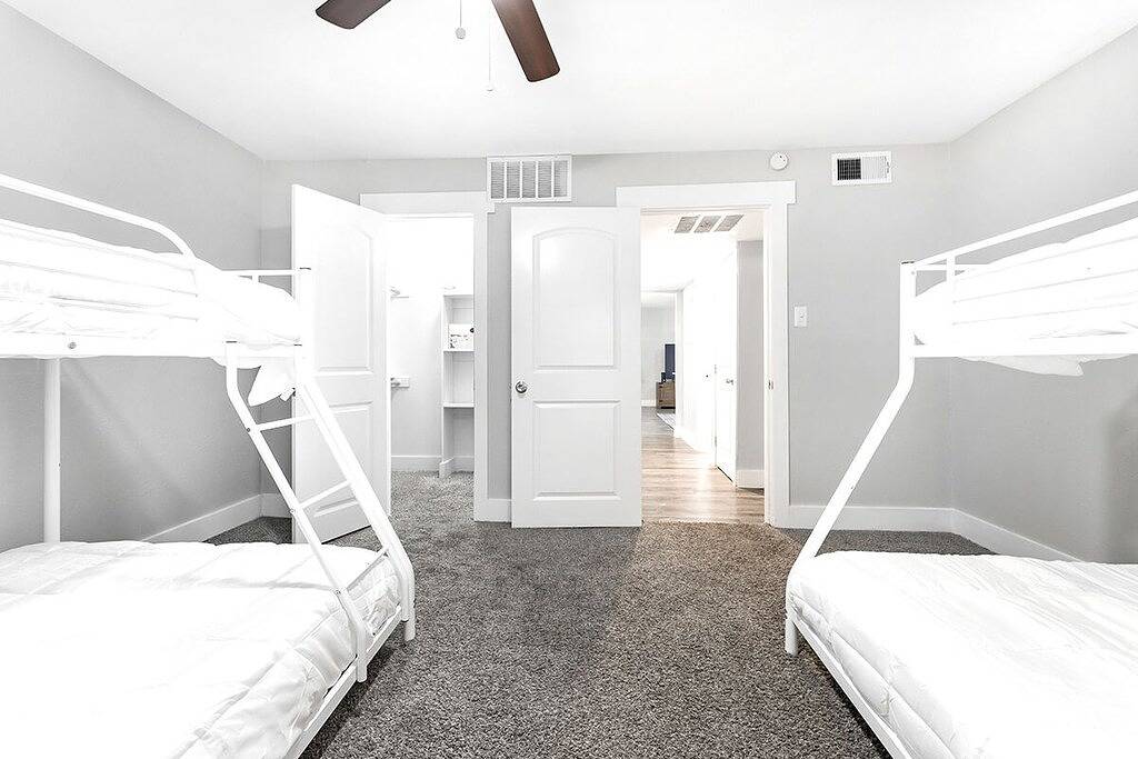 Ganze Wohnung, Best of Arlington | Across from At&T and Six Flags in Arlington, Tarrant County