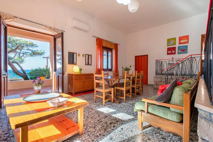 Villa 'Meridiana' con vista mare, terrazza privata e aria condizionata in Isola Rossa, Trinità d'Agultu e Vignola