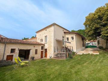 Gîte pour 4 personnes, avec terrasse et jardin à Touvre