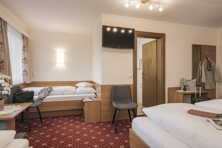 Vierbettzimmer mit Dusche, Wc in Tux Alps, Finkenberg